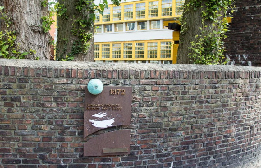 De groenkoperen bol in de Rabenhauptstraat in de Groninger Herewegbuurt, stelt een kanonskogel voor.